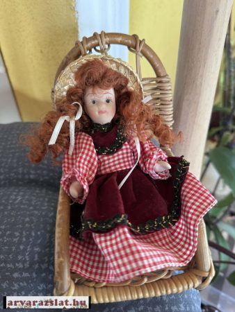 Mini porcelán baba székkel – „Amélie” 